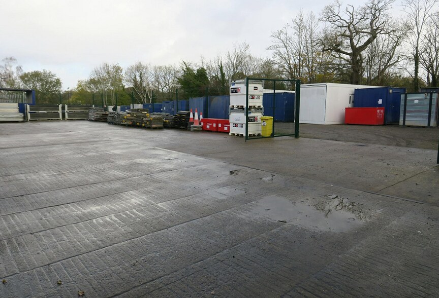 Hillside Yard, Theobalds Park Road, Enfield à louer - Photo de l’immeuble – Image 2 sur 4