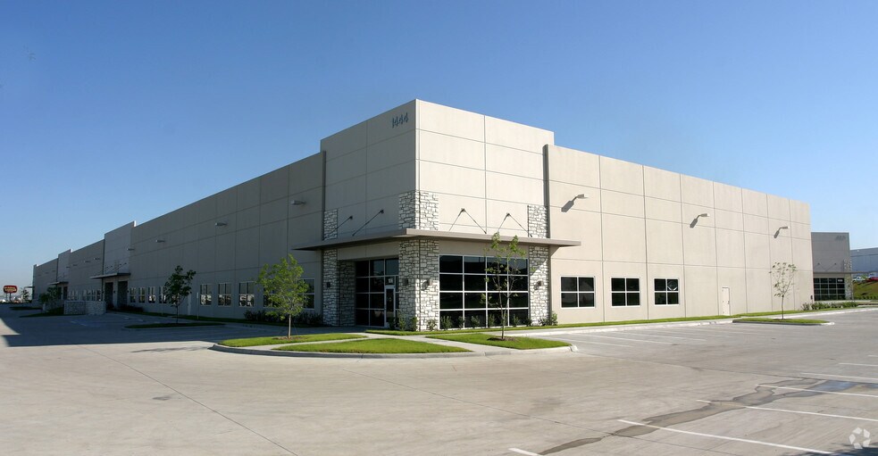 1444 N Cockrell Hill Rd, Dallas, TX à louer - Photo de l’immeuble – Image 3 sur 6