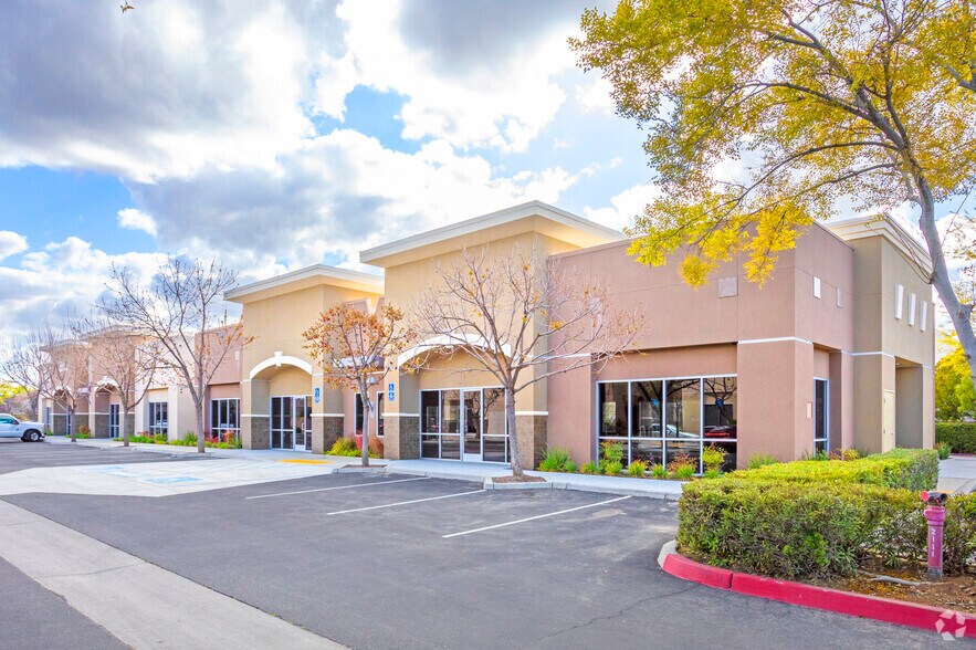 2101 Herndon Ave, Clovis, CA à louer - Photo de l’immeuble – Image 3 sur 14