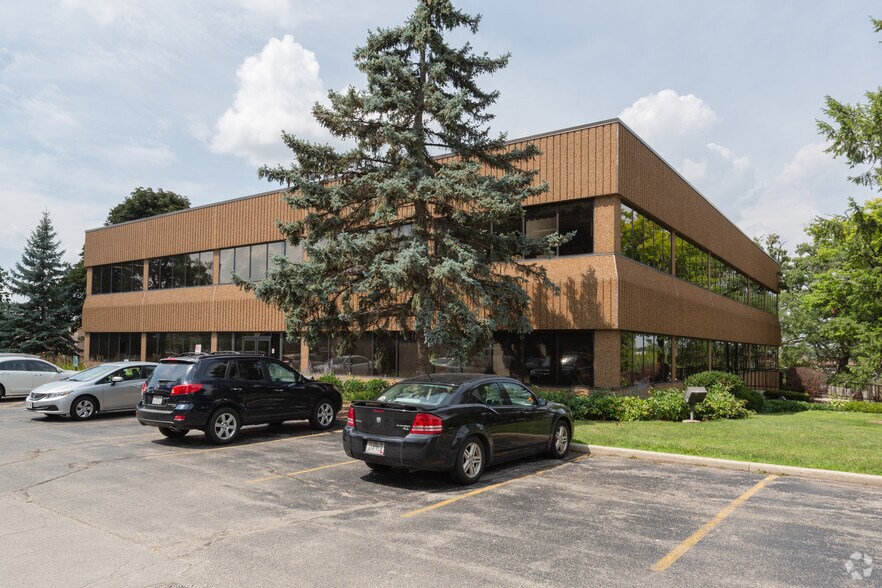 2727 N Grandview Blvd, Waukesha, WI à louer - Photo principale – Image 1 sur 16