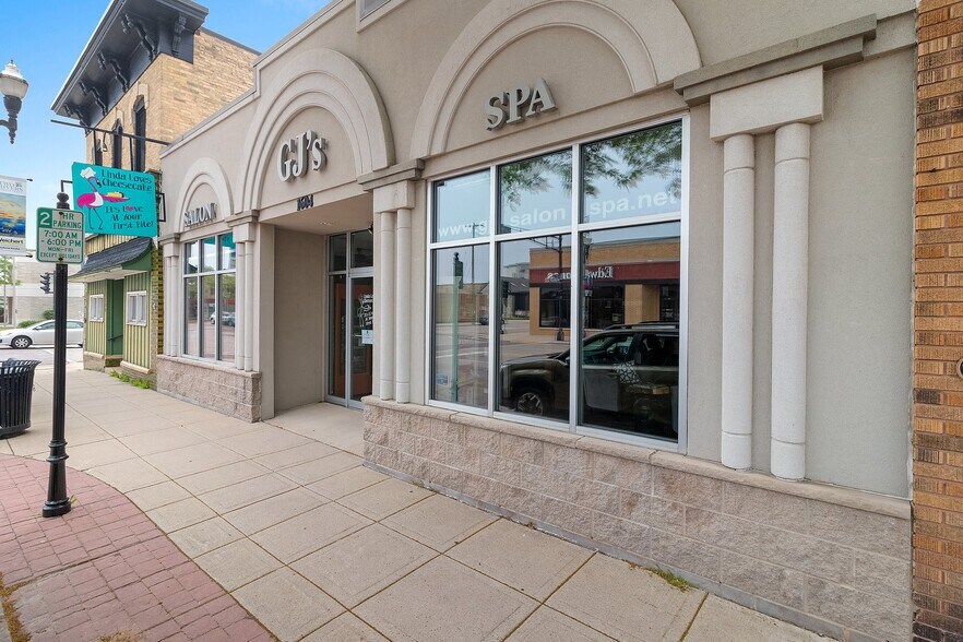 1604 Washington St, Two Rivers, WI à vendre - Photo de l’immeuble – Image 3 sur 45