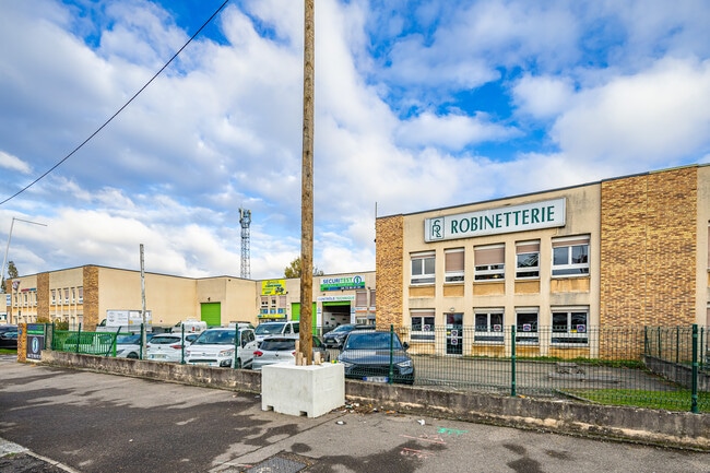 Plus de détails pour 43 Avenue De La République, Vénissieux - Local commercial à louer