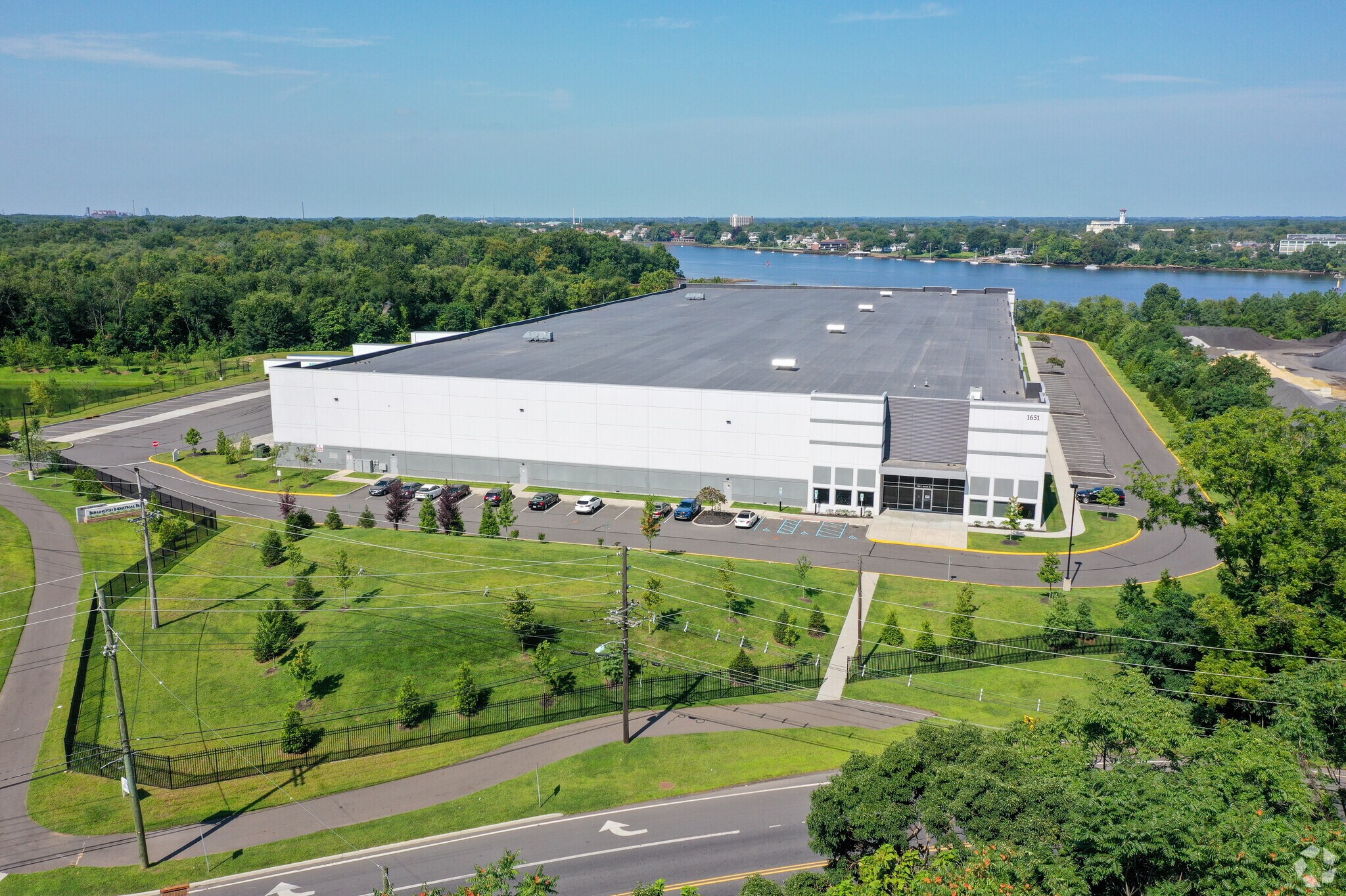 1651 River Rd, Burlington, NJ à louer Photo principale– Image 1 sur 8