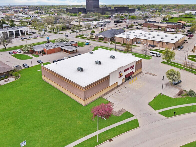 2401 Maloney Dr, Bloomington, IL à louer - Photo de l’immeuble – Image 2 sur 14