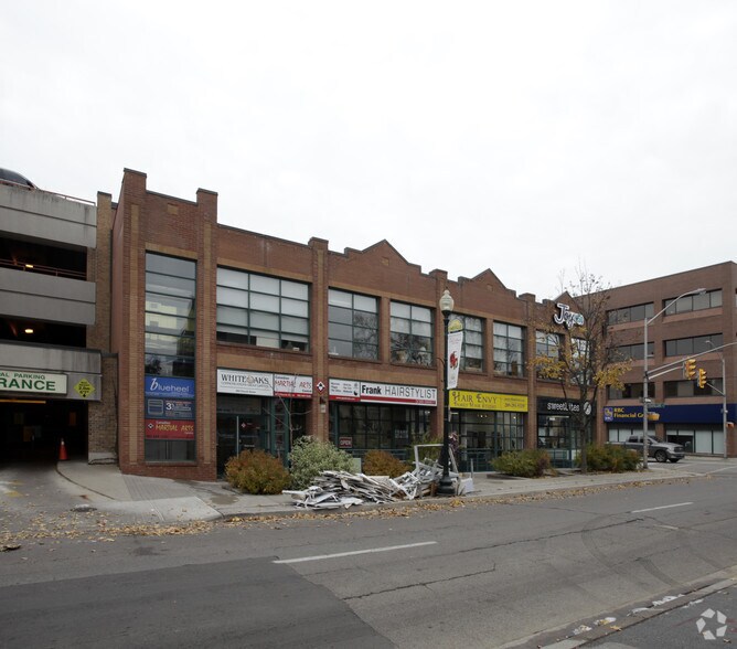115 Trafalgar Rd, Oakville, ON à vendre - Photo de l’immeuble – Image 2 sur 2