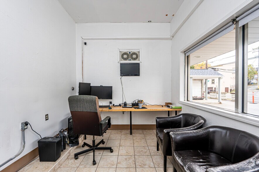305 Division St, Jeannette, PA à vendre - Photo de l’immeuble – Image 2 sur 35