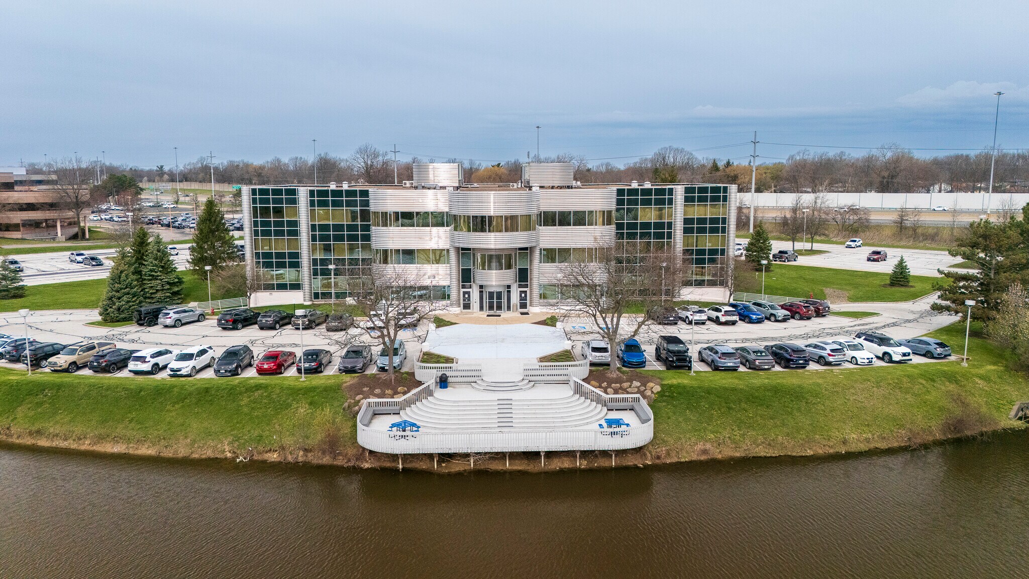 5915 Landerbrook Dr, Mayfield Heights, OH à louer Photo de l’immeuble– Image 1 sur 10