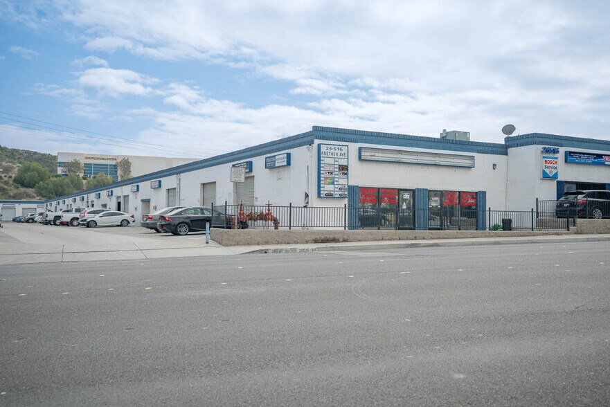 26516 Ruether Ave, Santa Clarita, CA à louer - Photo de l’immeuble – Image 2 sur 9