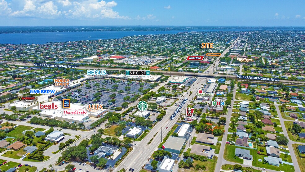 2711 Del Prado Blvd S, Cape, Cape Coral, FL à louer - Photo de l’immeuble – Image 3 sur 4