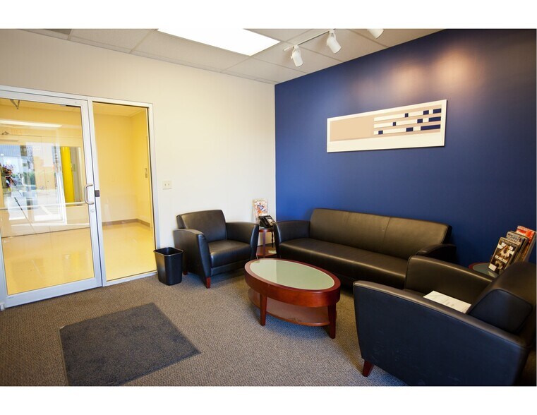 857 Landmark Dr, Belvidere, IL à louer - Photo de l’immeuble – Image 3 sur 4