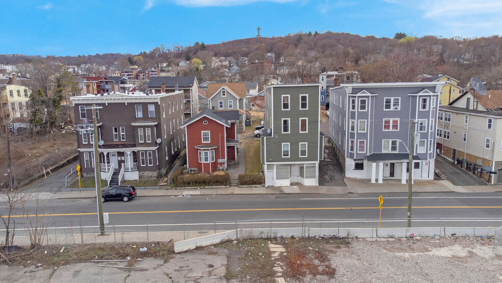 685 S Main St, Waterbury, CT à vendre - Photo de l’immeuble – Image 2 sur 2