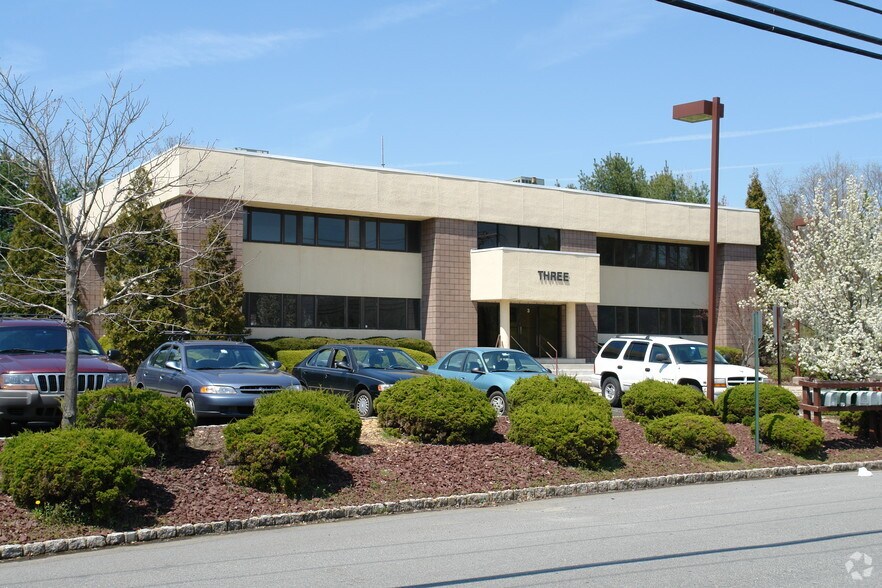 1 Jocama Blvd, Old Bridge, NJ à louer - Photo de l’immeuble – Image 3 sur 6