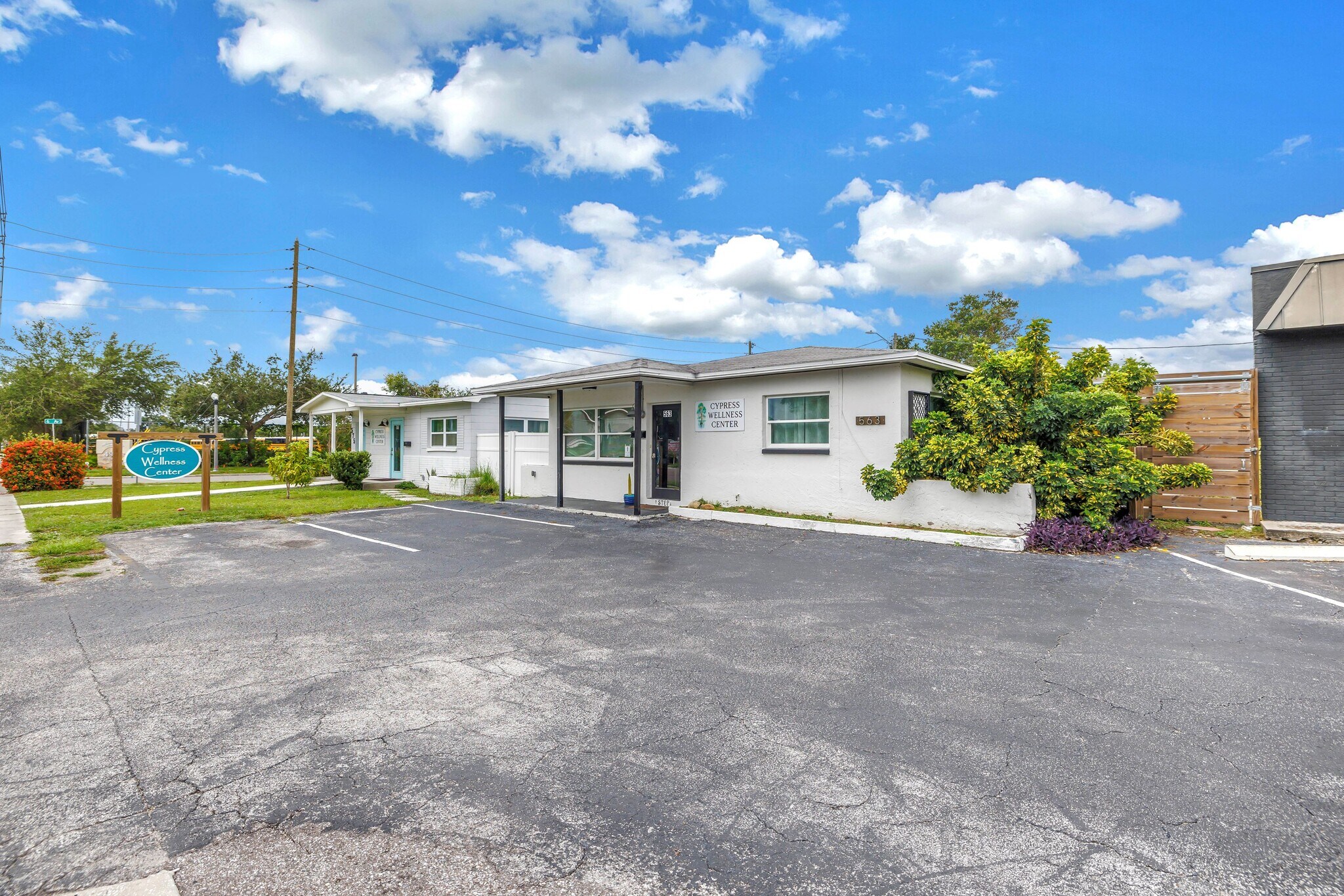 563 49th St S, Saint Petersburg, FL à louer Photo principale– Image 1 sur 28