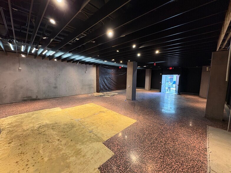 215 W 9th St, Los Angeles, CA à louer - Photo de l’immeuble – Image 3 sur 32