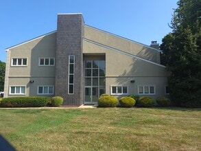 977 State Route 33, Monroe Township, NJ à louer Photo de l’immeuble– Image 1 sur 5
