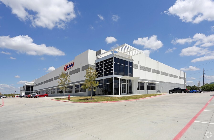 750 Royal Ln, Irving, TX à louer - Photo de l’immeuble – Image 2 sur 3