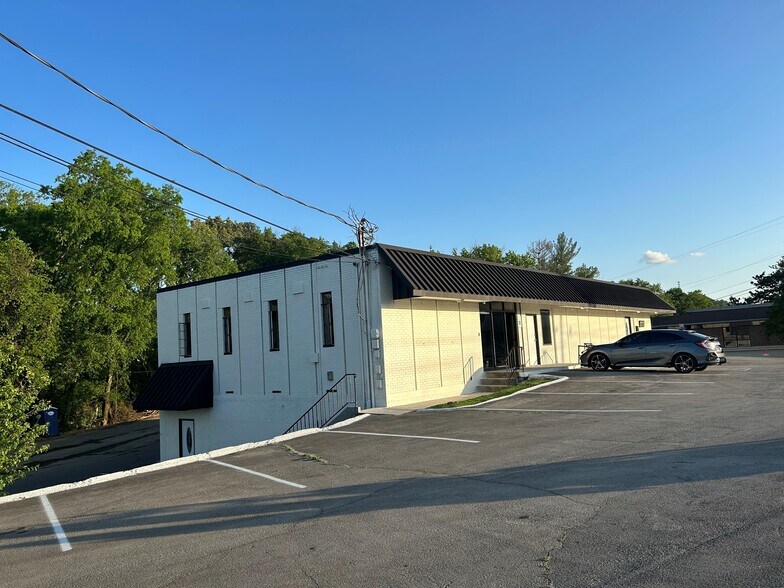 1104 Merchant Dr, Knoxville, TN à louer - Photo de l’immeuble – Image 1 sur 10