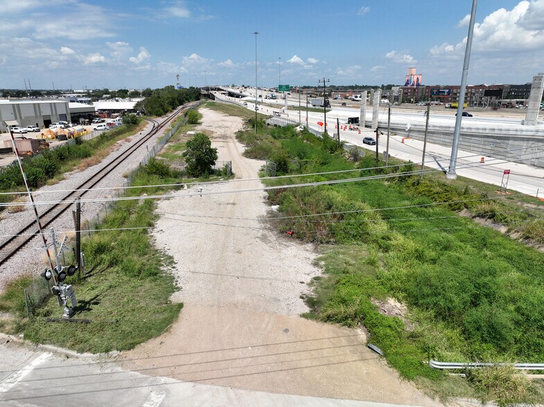 900 W Crosby Rd, Carrollton, TX à louer - Aérien – Image 2 sur 3