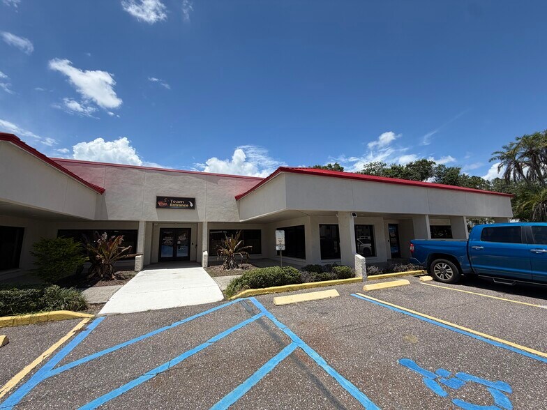 5015 W Waters Ave, Tampa, FL à louer - Photo de l’immeuble – Image 2 sur 5