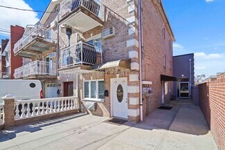 Plus de détails pour 6923 62nd Dr, Middle Village, NY - Bureau à vendre