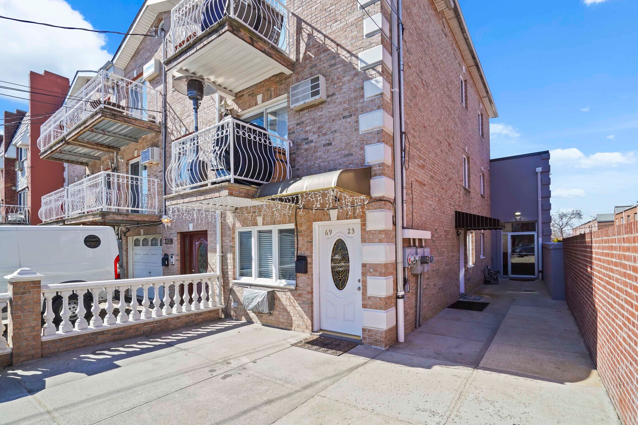 6923 62nd Dr, Middle Village, NY à vendre Photo de l’immeuble– Image 1 sur 65