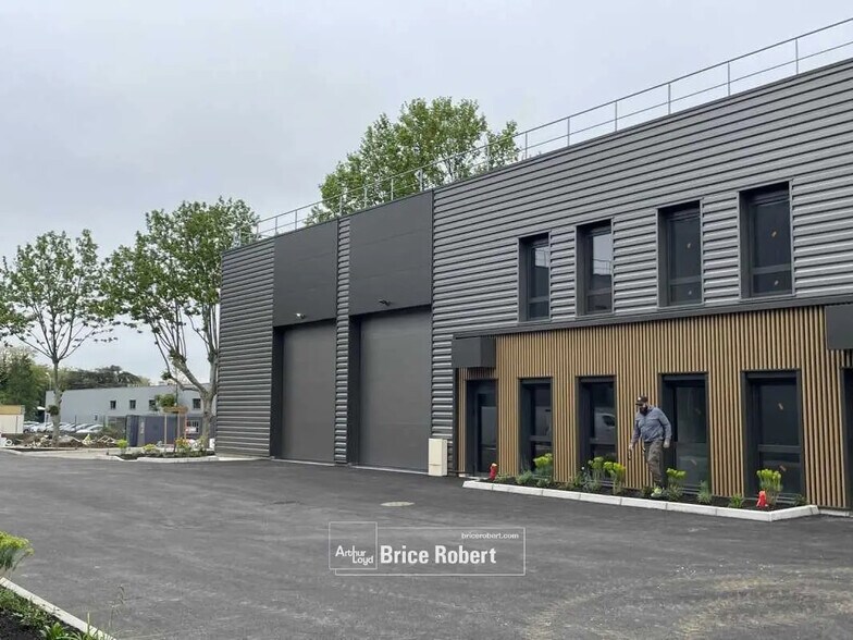 Bureau dans Vénissieux à louer - Photo de l’immeuble – Image 3 sur 6