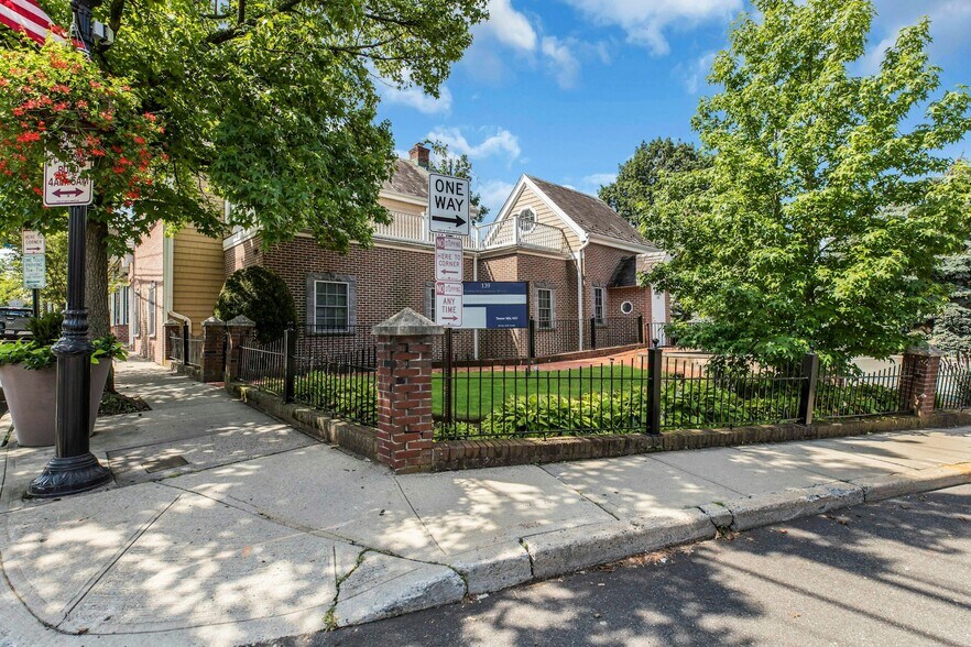 139 Plandome Rd, Manhasset, NY à vendre - Photo de l’immeuble – Image 3 sur 41
