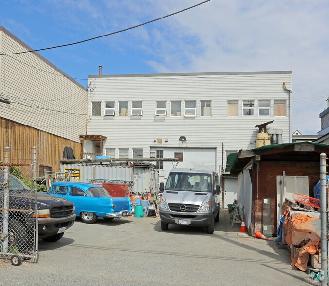 247 E 1st St, North Vancouver, BC à vendre - Photo de l’immeuble – Image 3 sur 4