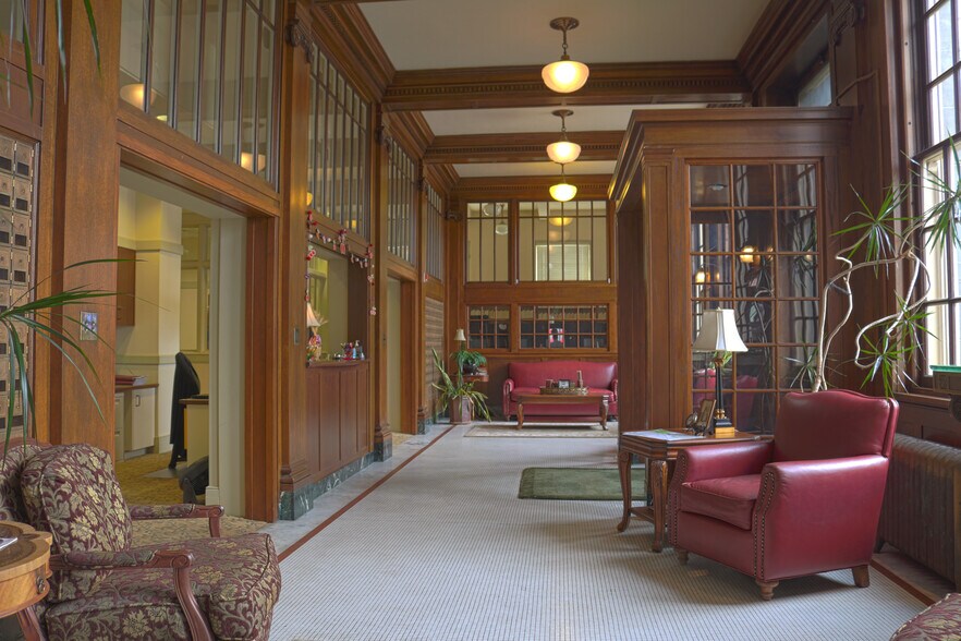 100 W 2nd St, The Dalles, OR à louer - Photo de l’immeuble – Image 3 sur 5