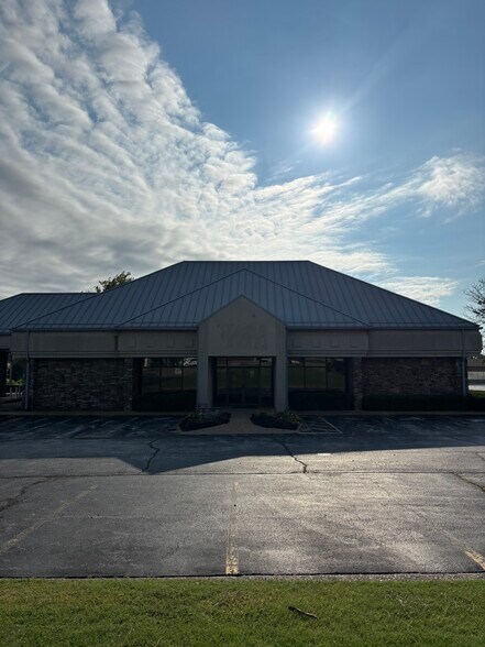 307 N Walton Blvd, Bentonville, AR à louer - Photo de l’immeuble – Image 3 sur 18