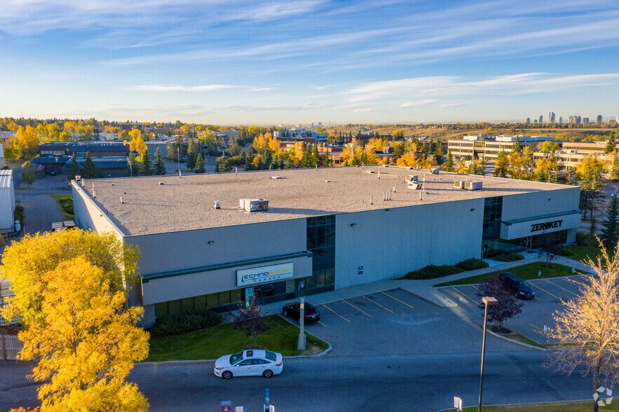 3120-3130 12 St NE, Calgary, AB à vendre - Photo de l’immeuble – Image 2 sur 3