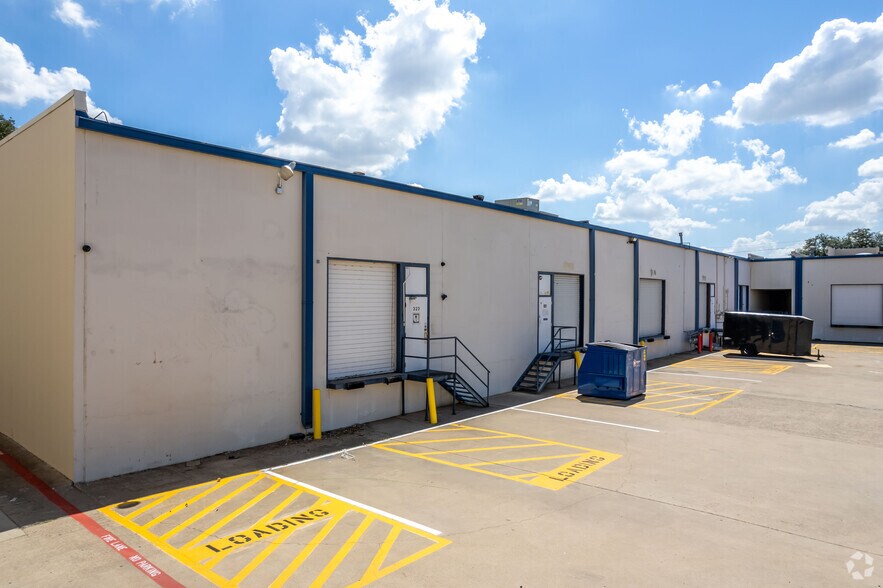 2225 E Belt Line Rd, Carrollton, TX à louer - Photo de l’immeuble – Image 2 sur 4