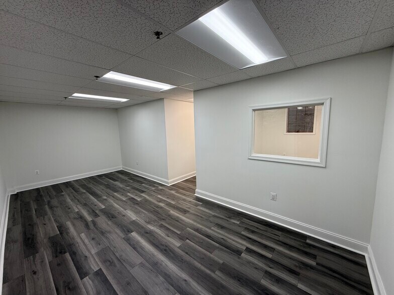 2213 Robb St, Baltimore, MD à louer - Photo de l’immeuble – Image 3 sur 10