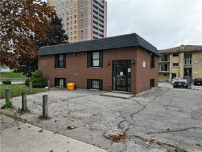 5 Hickory St E, Waterloo, ON à louer Photo de l’immeuble– Image 2 sur 4