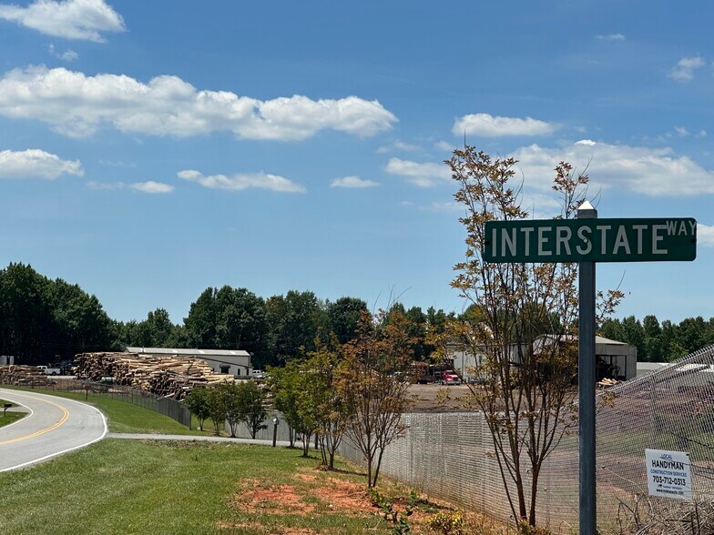 157 Interstate Way, Elkin, NC à vendre - Photo de l’immeuble – Image 1 sur 15