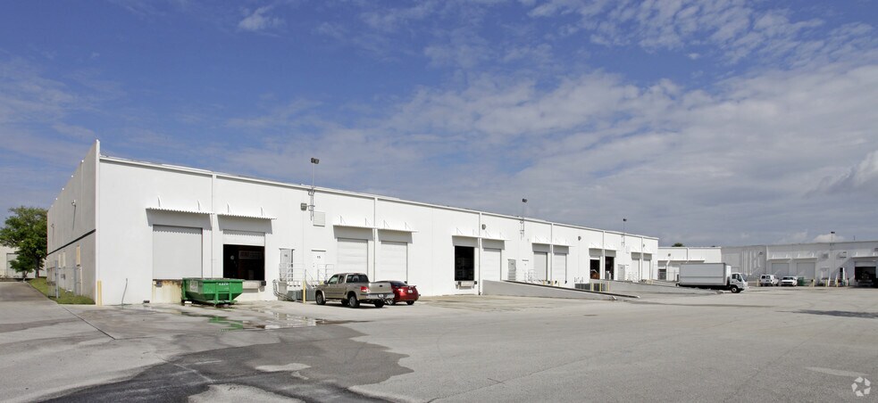 2000 Avenue P, Riviera Beach, FL à louer - Photo de l’immeuble – Image 2 sur 6