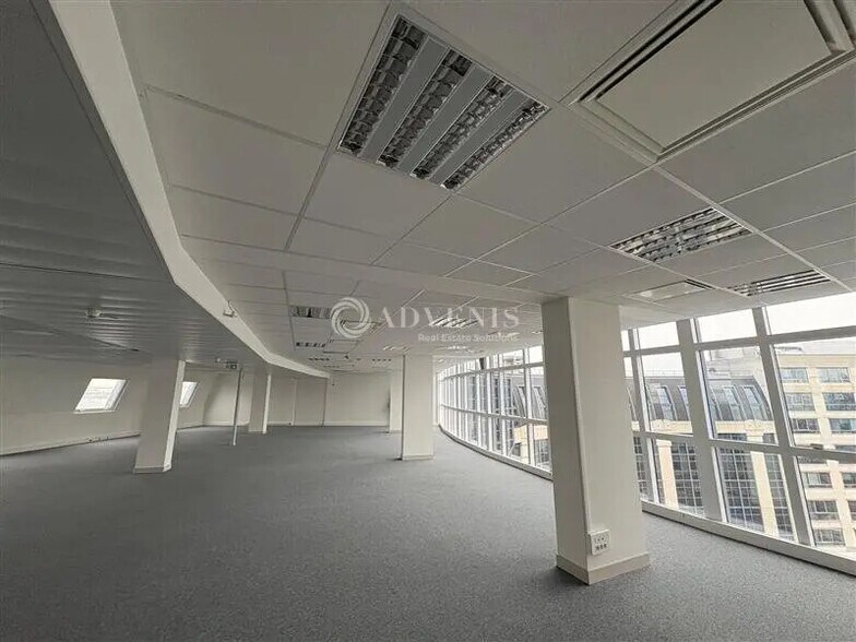 Bureau dans Montigny-le-Bretonneux à louer - Photo de l’immeuble – Image 2 sur 5