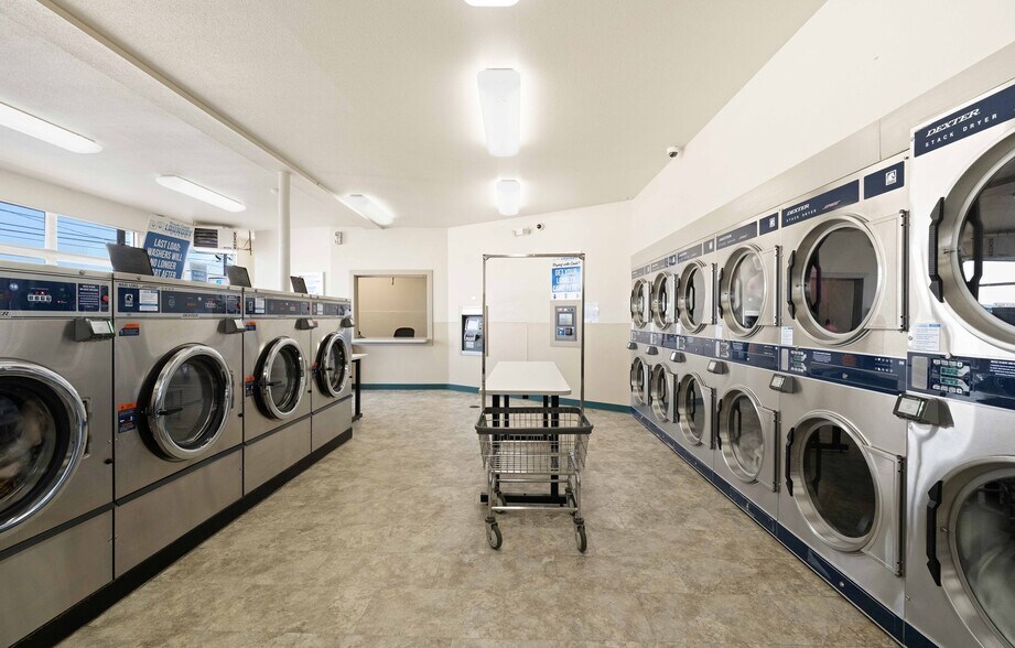 Three state-of-the-art laundromats portefeuille de 3 biens à vendre sur LoopNet.fr - Photo de l’immeuble – Image 2 sur 46