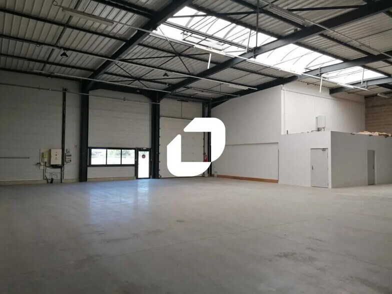 Local d’activités dans Neuville-sur-Saône à louer - Photo de l’immeuble – Image 2 sur 16