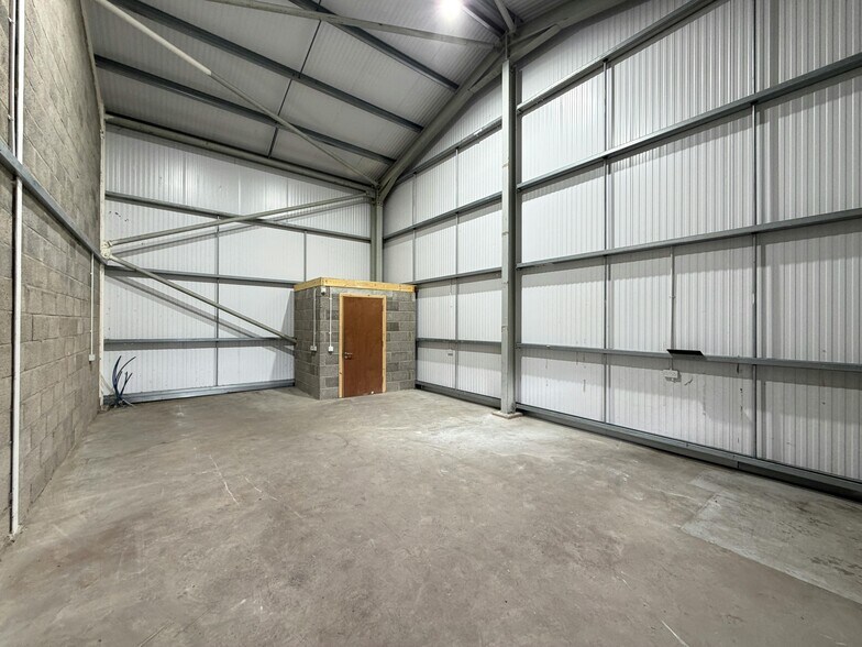15 Whitehouse Rd, Stirling à louer - Photo de l’immeuble – Image 3 sur 6