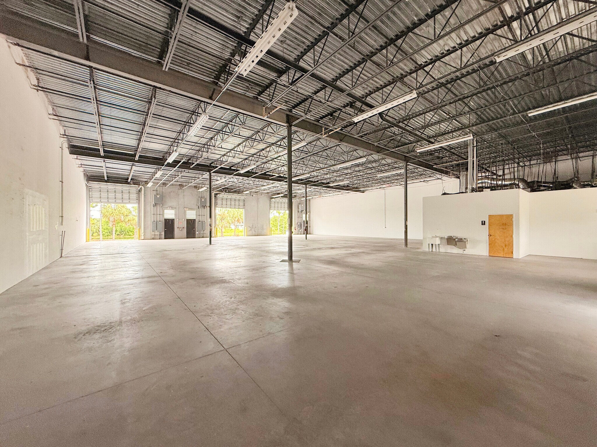 911 E Industrial Cir, Cape Coral, FL à louer Photo intérieure– Image 1 sur 7