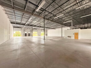911 E Industrial Cir, Cape Coral, FL à louer Photo intérieure– Image 1 sur 7