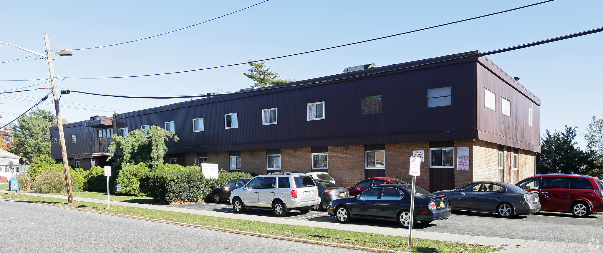 652 Suffolk Ave, Brentwood, NY à louer Photo principale– Image 1 sur 7