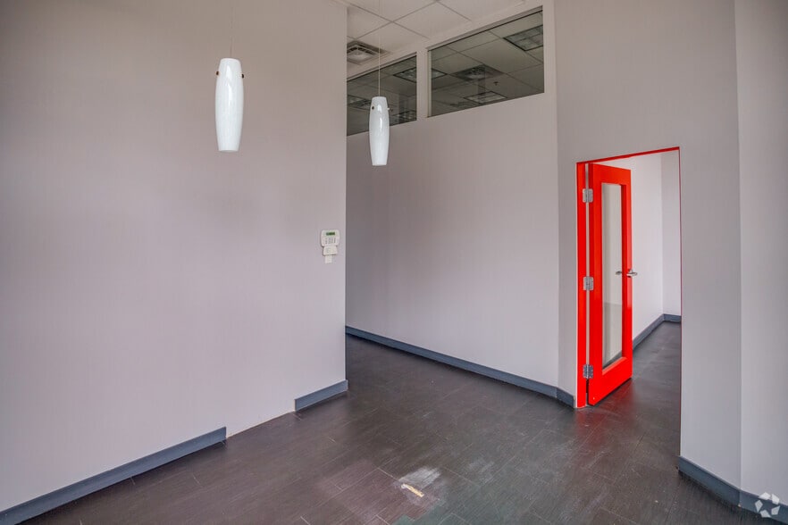 201 Morrissey Rd, Port Moody, BC à louer - Photo intérieure – Image 3 sur 8