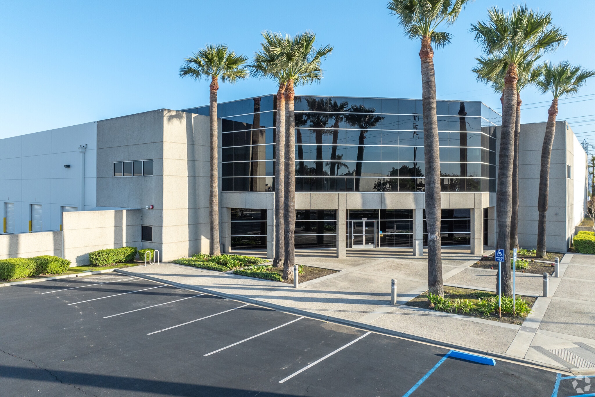 13951 Magnolia Ave, Chino, CA à louer Photo principale– Image 1 sur 6