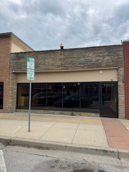 711 Main St, Grandview, MO à louer - Photo de l’immeuble – Image 1 sur 20