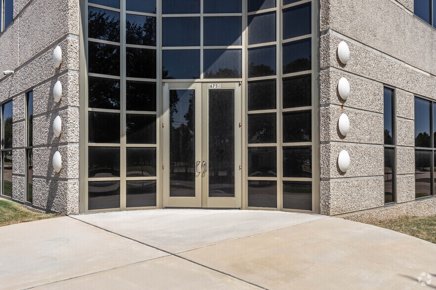 675 S Royal Ln, Coppell, TX à louer - Photo de l’immeuble – Image 2 sur 4