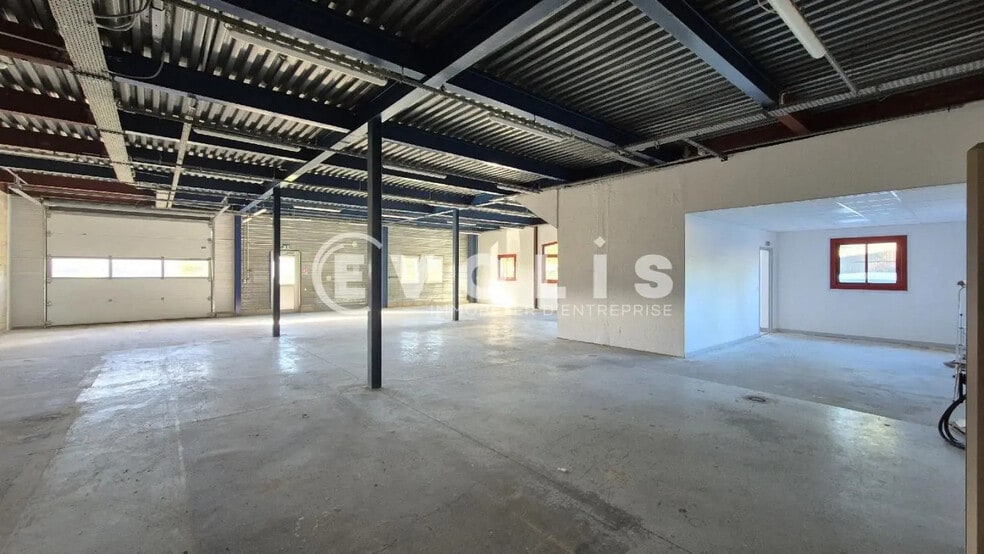 Local d’activités dans Chanteloup-en-Brie à louer - Photo de l’immeuble – Image 1 sur 13