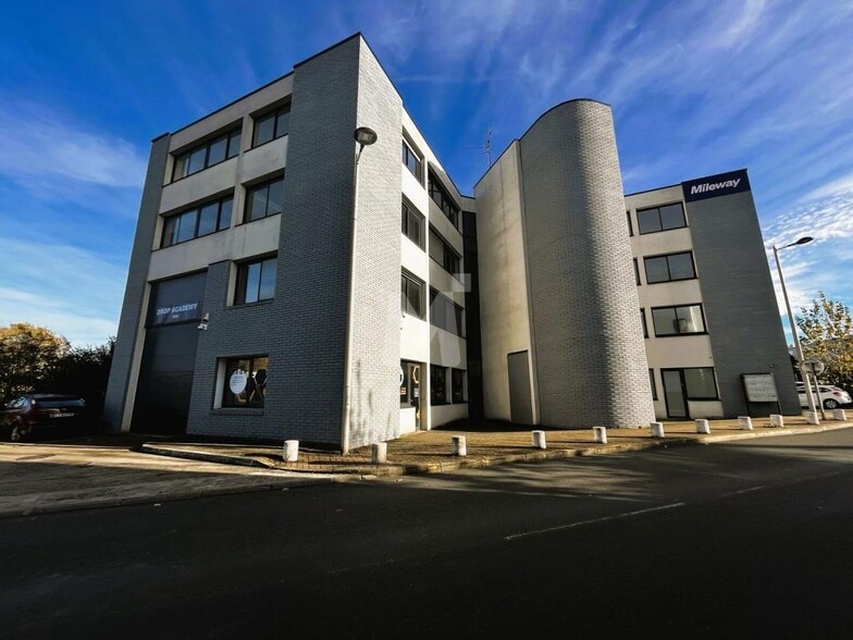 Rue Paul Claudel, Évry-Courcouronnes à louer - Photo de l’immeuble – Image 1 sur 12