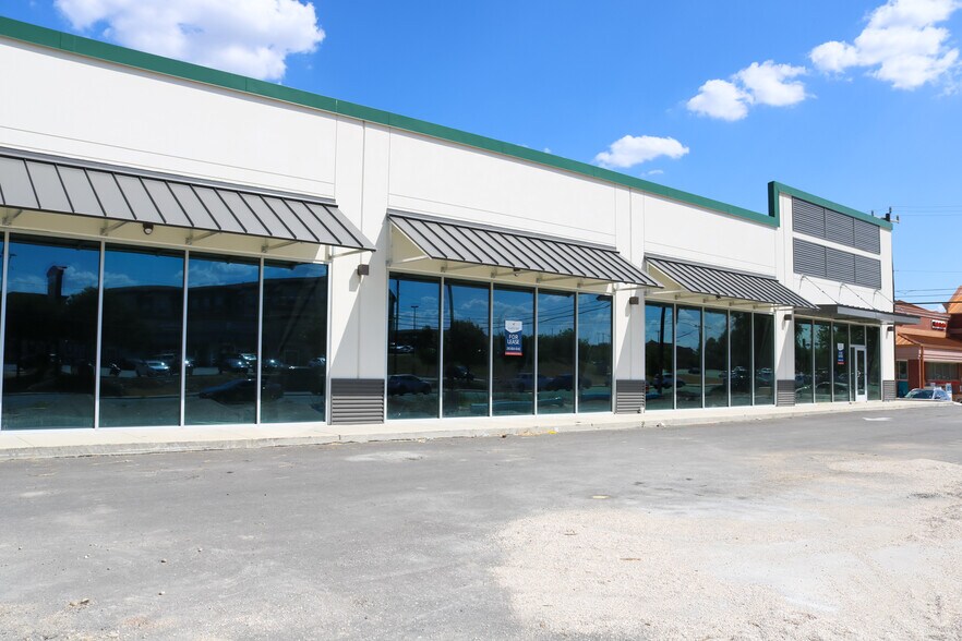 8622 Huebner Rd, San Antonio, TX à louer - Photo de l’immeuble – Image 2 sur 21
